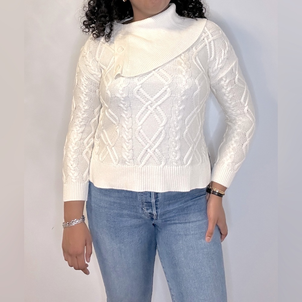Cream Cableknit sweater Size M❄️